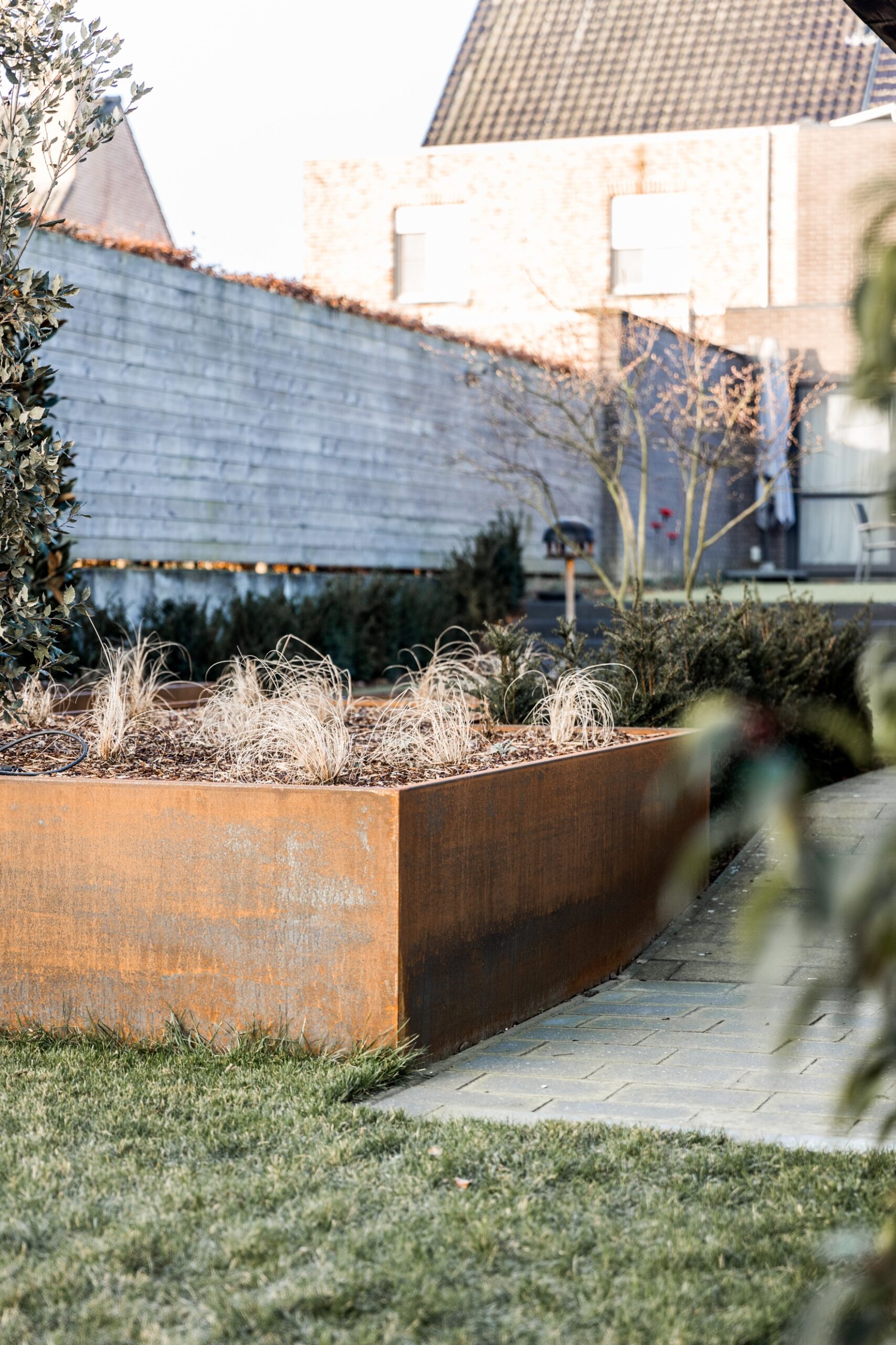 Strakke tuin met hoogteverschillen - Cis Van der Linden Tuinaanneming en -Architectuur