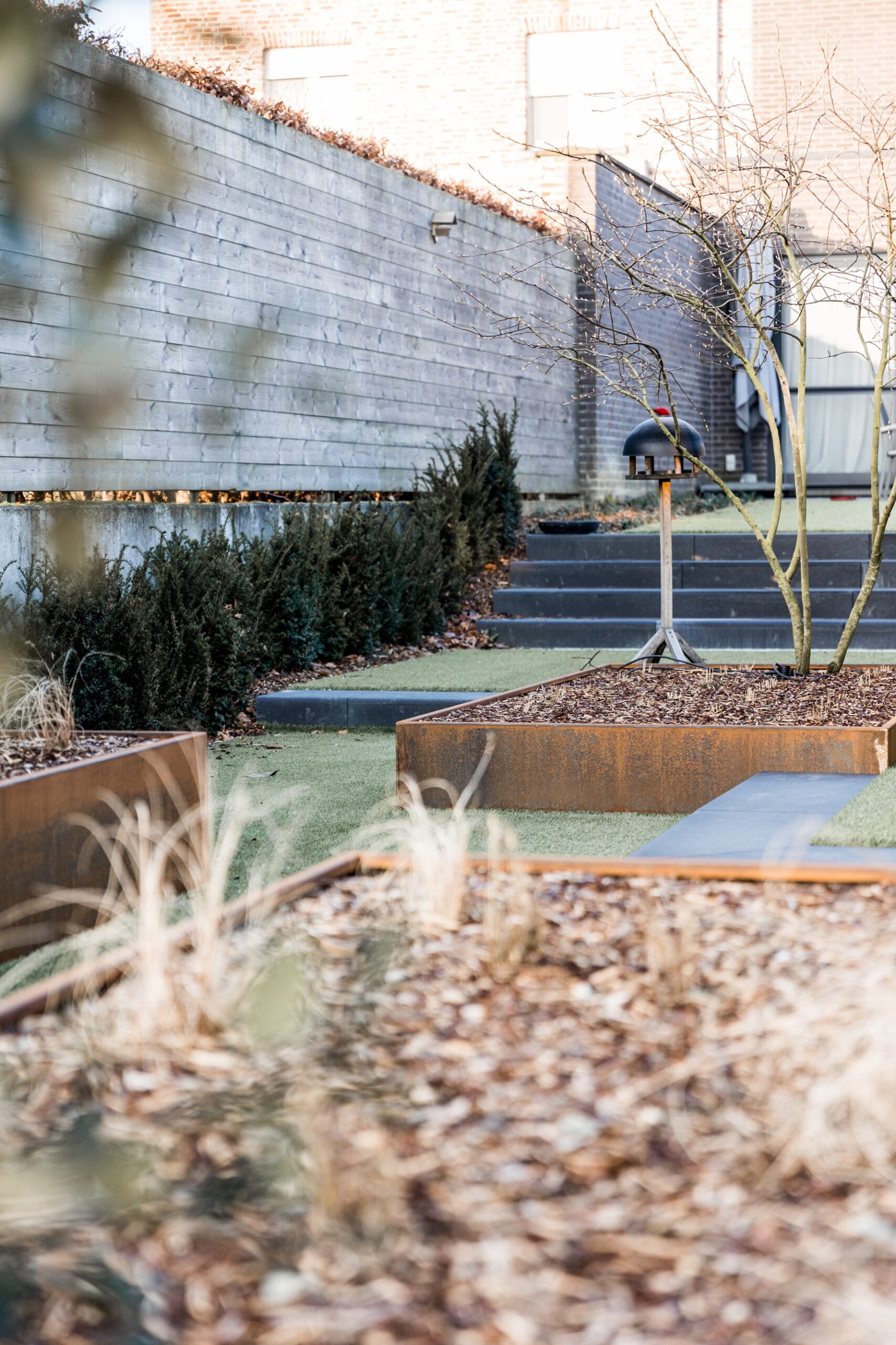 Strakke tuin met hoogteverschillen - Cis Van der Linden Tuinaanneming en -Architectuur