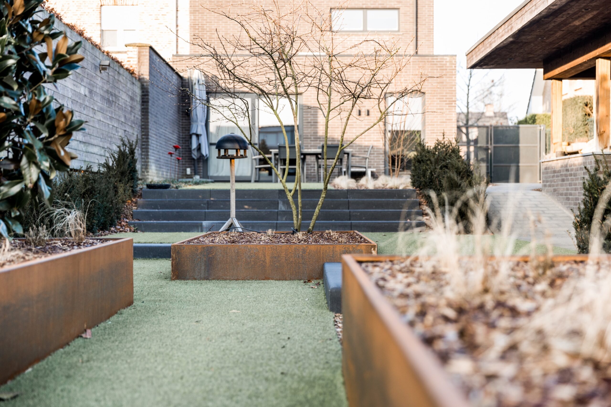 Strakke tuin met hoogteverschillen - Cis Van der Linden Tuinaanneming en -Architectuur