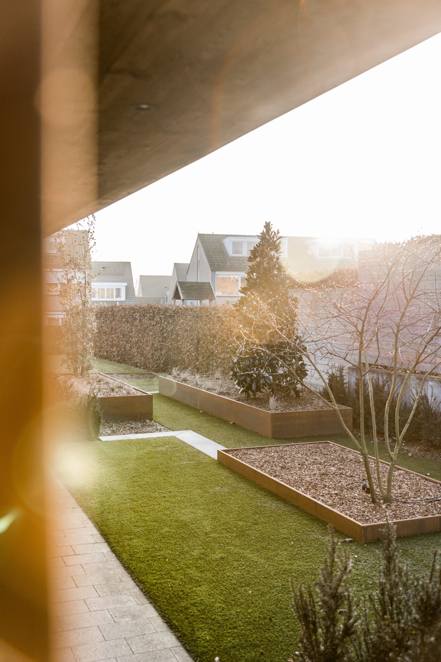 Strakke tuin met hoogteverschillen - Cis Van der Linden Tuinaanneming en -Architectuur