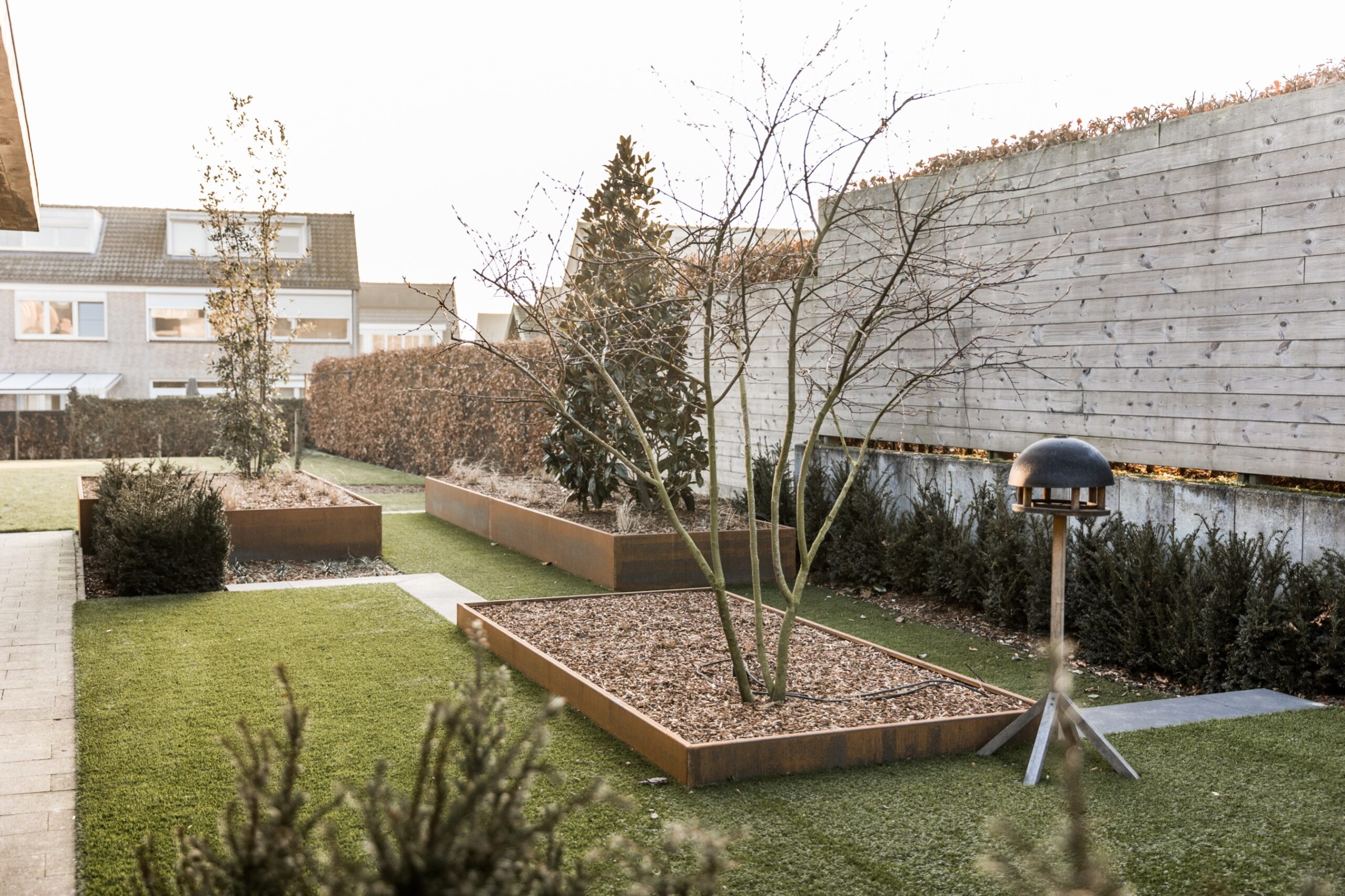 Strakke tuin met hoogteverschillen - Cis Van der Linden Tuinaanneming en -Architectuur