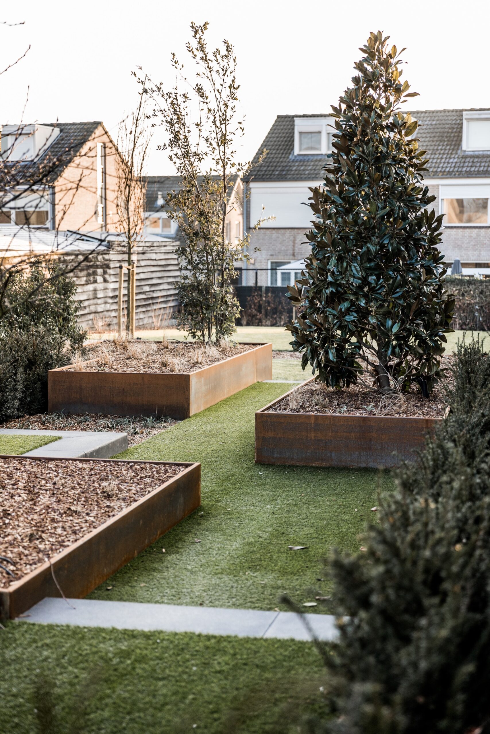 Strakke tuin met hoogteverschillen - Cis Van der Linden Tuinaanneming en -Architectuur