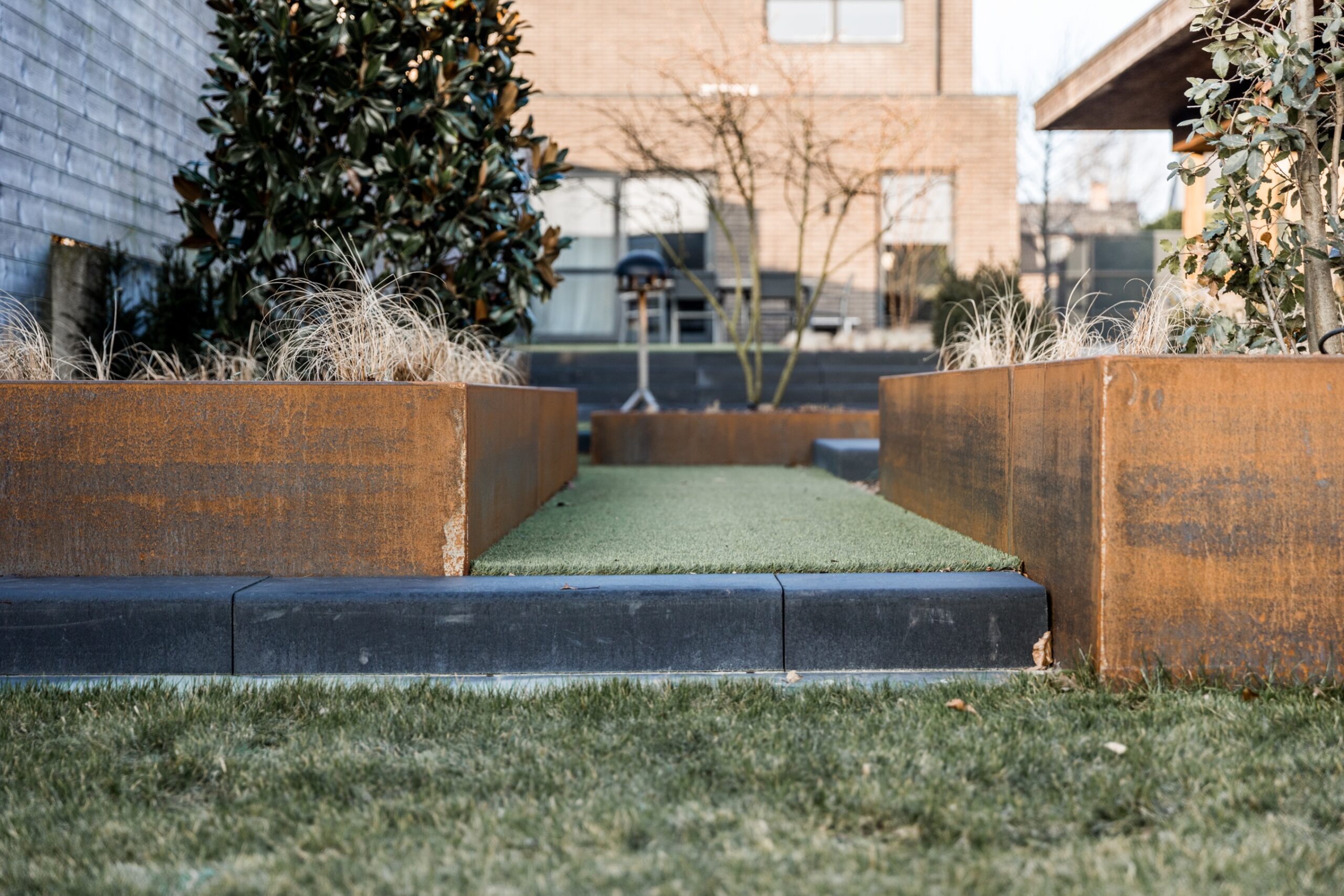 Strakke tuin met hoogteverschillen - Cis Van der Linden Tuinaanneming en -Architectuur