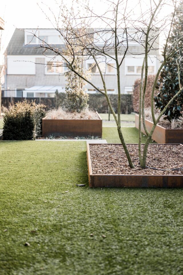 Strakke tuin met hoogteverschillen - Cis Van der Linden Tuinaanneming en -Architectuur