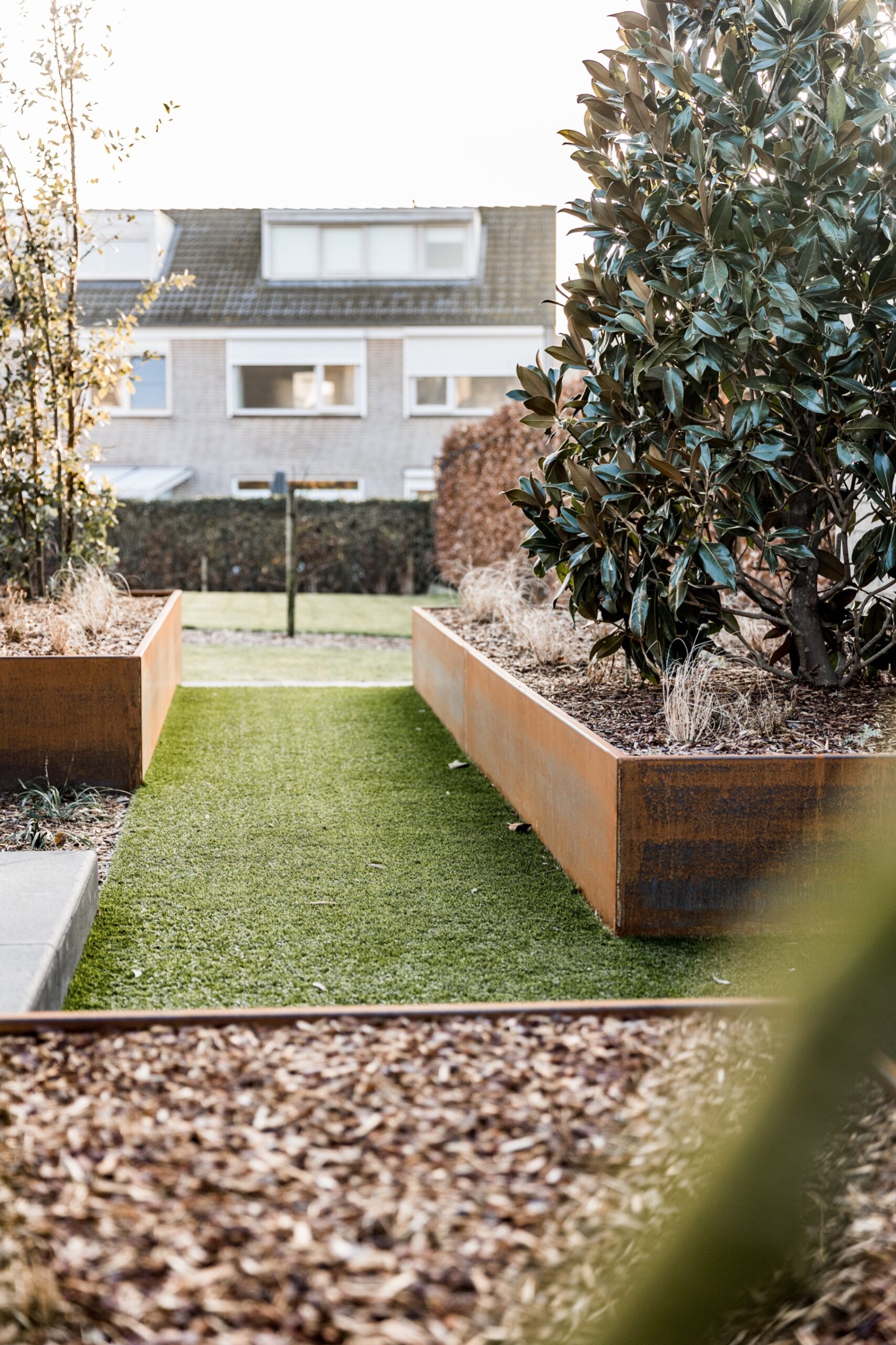 Strakke tuin met hoogteverschillen - Cis Van der Linden Tuinaanneming en -Architectuur